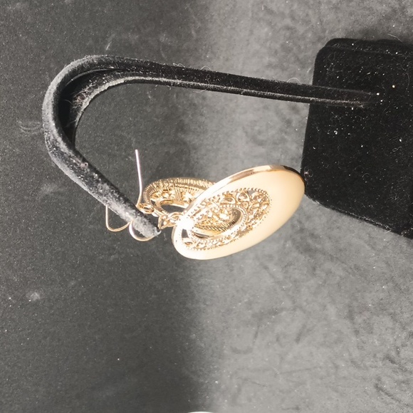 Cream color round cut out dangle earrings - Picture 2 of 3